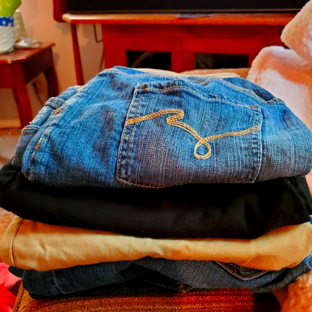 6 pairs of Maternity Shorts size Large